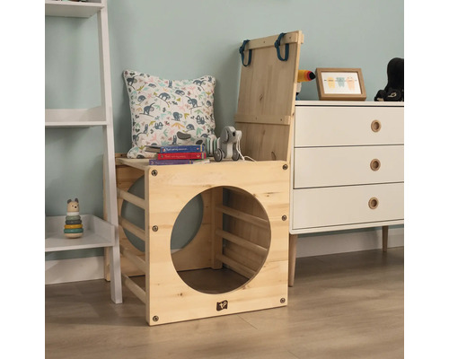 Coffre à jouets en bois avec coussin, jouets et livres dans une chambre d''enfant