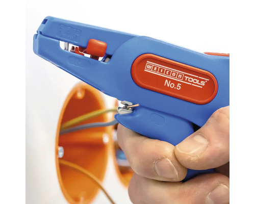 Abisolierzange zum Abisolieren von Kabeln in der Hand