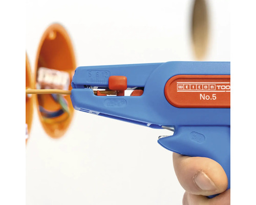 Abisolierzange mit Kabel im Einsatz