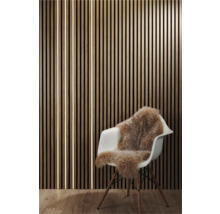 Vue d''une pièce avec un mur en lambris de bois et une chaise avec une peau de mouton