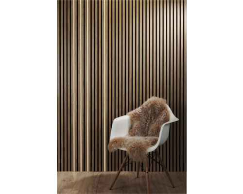 Set de diffuseurs LED pour panneaux acoustiques 4 x 1300 mm Vue d''une pièce avec un mur en lambris de bois et une chaise avec une peau de mouton