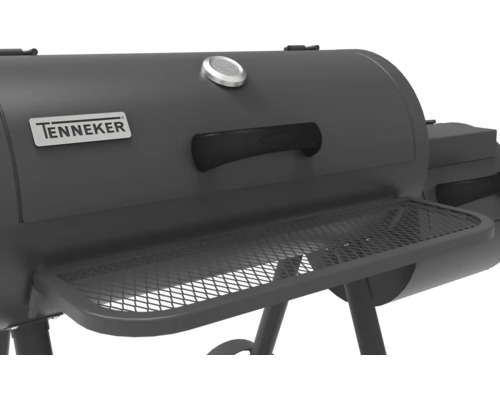 Logo Tenneker sur un barbecue fumoir