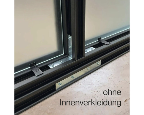 Vue détaillée d''une fenêtre sans habillage intérieur avec supports métalliques