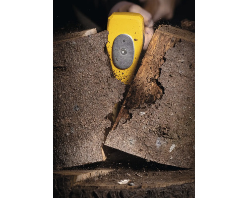 Holzspalter beim Spalten von Holzstämmen