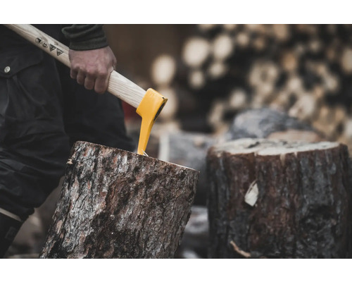 Axt spaltet Holzscheit