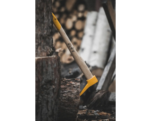 Holzspalter mit Holzgriff und gelbem Kopf in Holzscheit