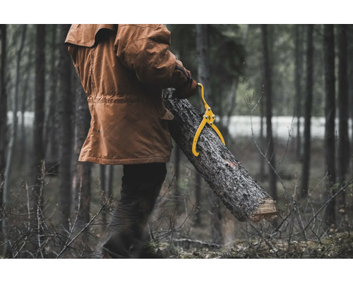 Person transportiert Baumstamm mit einer Holzgreifzange