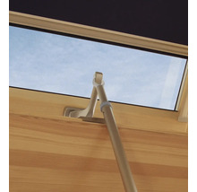 Dachfenster mit Griff zum Öffnen und Schliessen