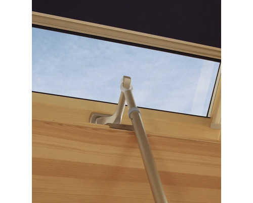 Dachfenster mit Griff zum Öffnen und Schliessen