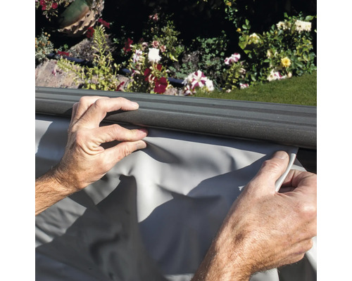 Installation d''une bâche d''étanchéité dans un étang