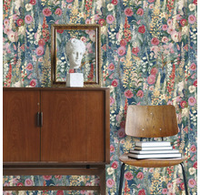 Intérieur décoratif avec papier peint floral, armoire en bois, buste et chaise avec des livres