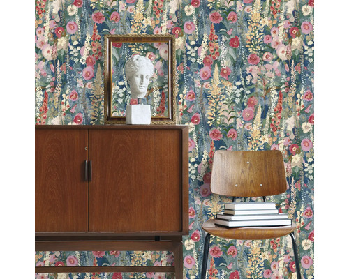 Intérieur décoratif avec papier peint floral, armoire en bois, buste et chaise avec des livres