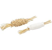 Deux jouets pour chats en paille et en tissu