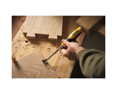 Stecheisen in Verwendung mit Holz