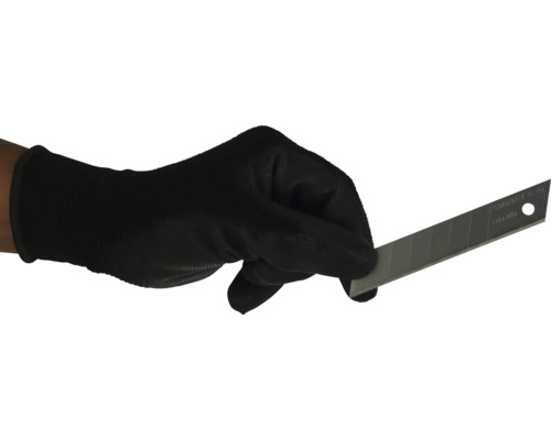 Hand mit Handschuh hält eine Cuttermesserklinge