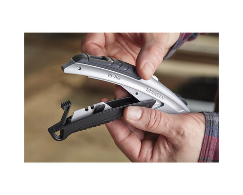 Stanley Cuttermesser mit geöffnetem Klingenfach in der Hand