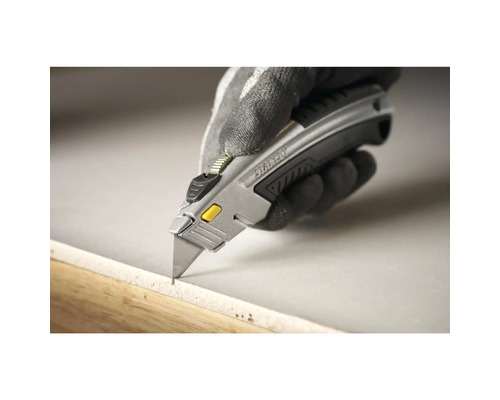 Ein Cutter Messer in Verwendung zum Schneiden eines Werkstücks.