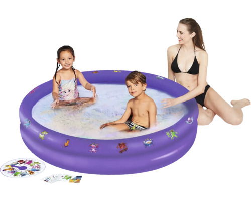 Pataugeoire gonflable avec des enfants et une femme dans le jardin