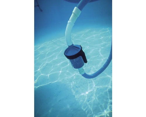 Prise de vue sous-marine d''un robot de piscine avec tuyau