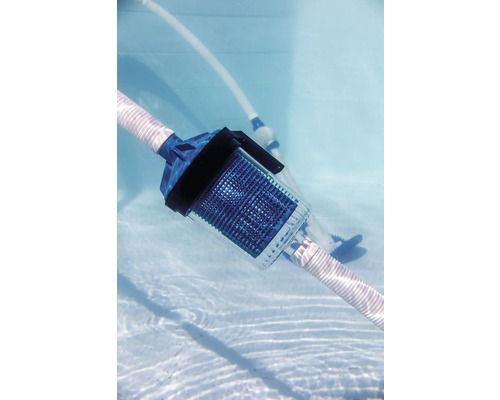 Préfiltre de piscine avec tuyau dans l''eau