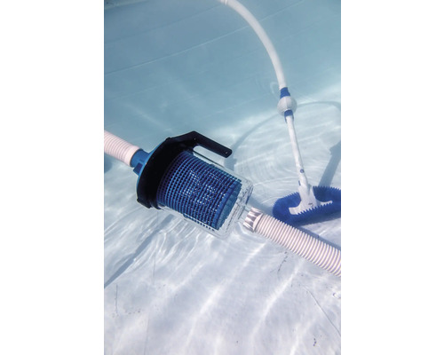 Nettoyeur de piscine avec tuyau et brosse dans l''eau