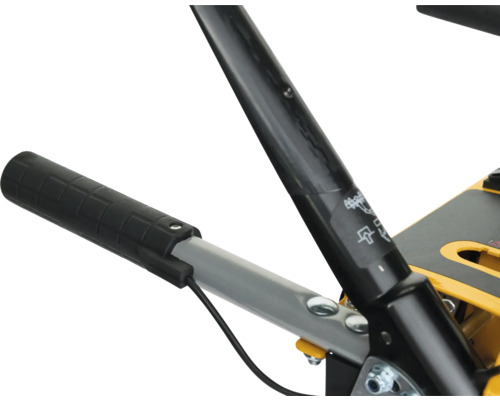 Detailaufnahme eines Griffs an einer Gartenfräse