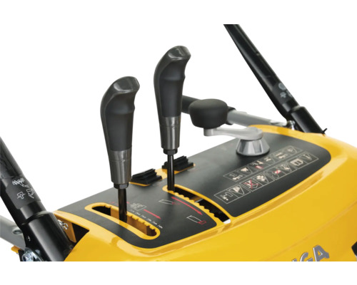 Detailansicht der Bedienelemente einer Schneefräse