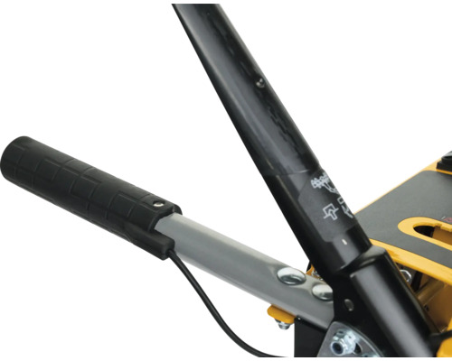 Detailansicht von Griff und Bedienelementen einer Gartenfräse