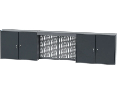 Aménagement d''atelier avec deux armoires verrouillables et un panneau perforé