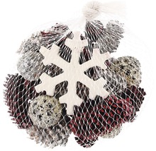 Mélange décoratif de pommes de pin avec flocons de neige dans un filet