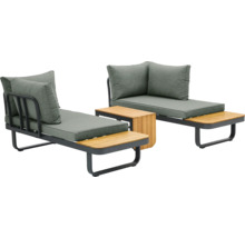 Deux chaises longues de jardin avec coussins gris et étagères en bois