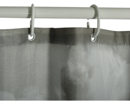 Grauer Duschvorhang mit Ringen an einer Duschstange