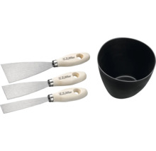 Trois spatules et un seau à mélanger pour les travaux de construction.