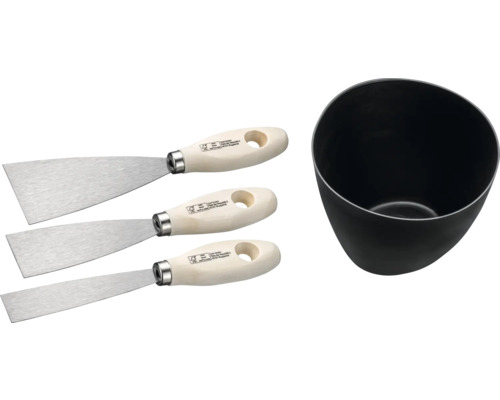 Trois spatules et un seau à mélanger pour les travaux de construction.