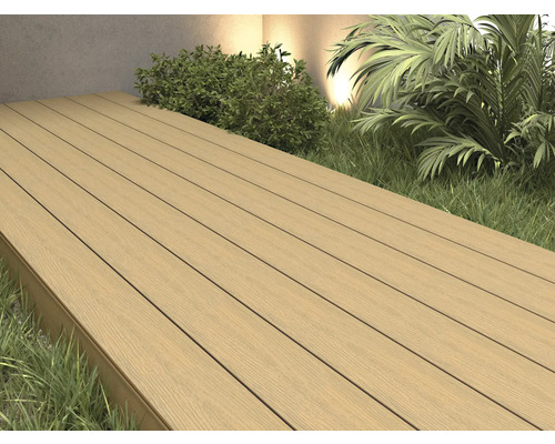 Terrasse en bois à l''extérieur avec des plantes