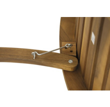 Detailansicht eines Holzmöbels mit einem Hakenverschluss.