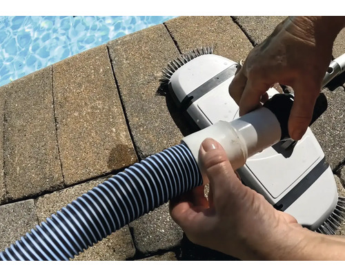 Raccordement d''un tuyau de piscine à un robot de piscine automatique