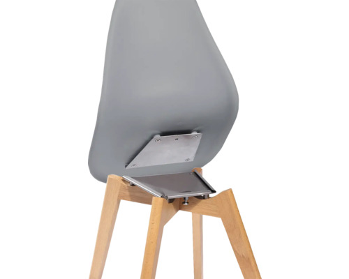 Detailansicht eines Stuhls mit Holzbeinen und Metallbefestigung unter der Sitzfläche