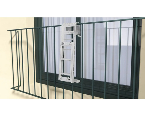 Support de climatiseur pour montage sur un garde-corps de balcon.