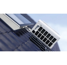 Image d'une fenêtre de toit avec un appareil de ventilation fixé dessus.