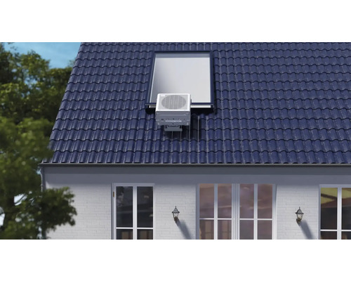 Extérieur d'un toit avec fenêtre de toit et climatisation installée