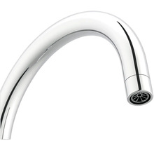 Detailansicht eines verchromten Wasserhahn Auslaufs.
