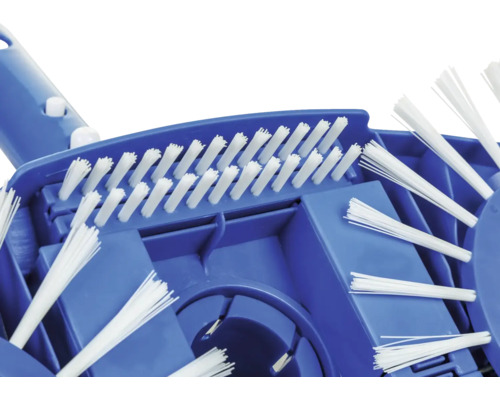 Detailansicht einer blauen Poolbürste mit weißen Borsten