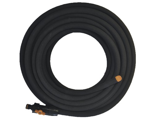 Tuyau d''arrosage enroulé avec raccord