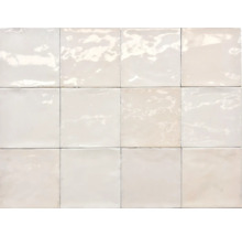 Des carreaux rectangulaires et clairs sont visibles sur l''image.