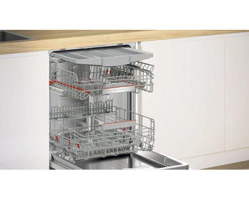 Vue intérieure d''un lave-vaisselle avec paniers à vaisselle sortis