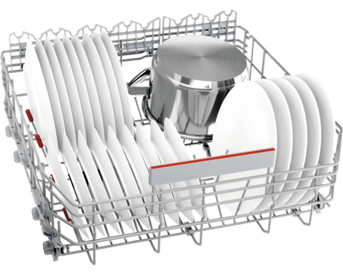 Lave-vaisselle avec vaisselle et casserole dans le panier à vaisselle