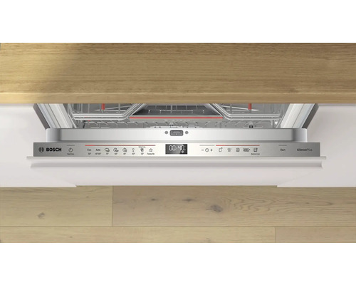 Lave-vaisselle Bosch avec porte ouverte sous un plan de travail