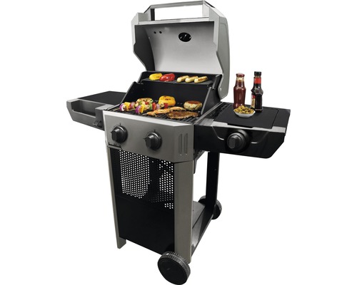 Gasgrill mit Grillgut auf dem Rost und Ablageflächen