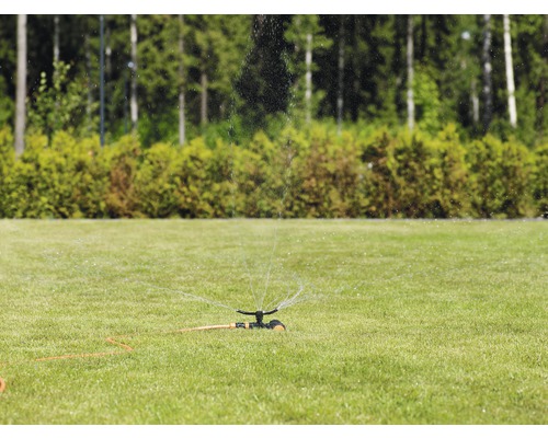 Rasensprenger im Einsatz auf einer grünen Rasenfläche
